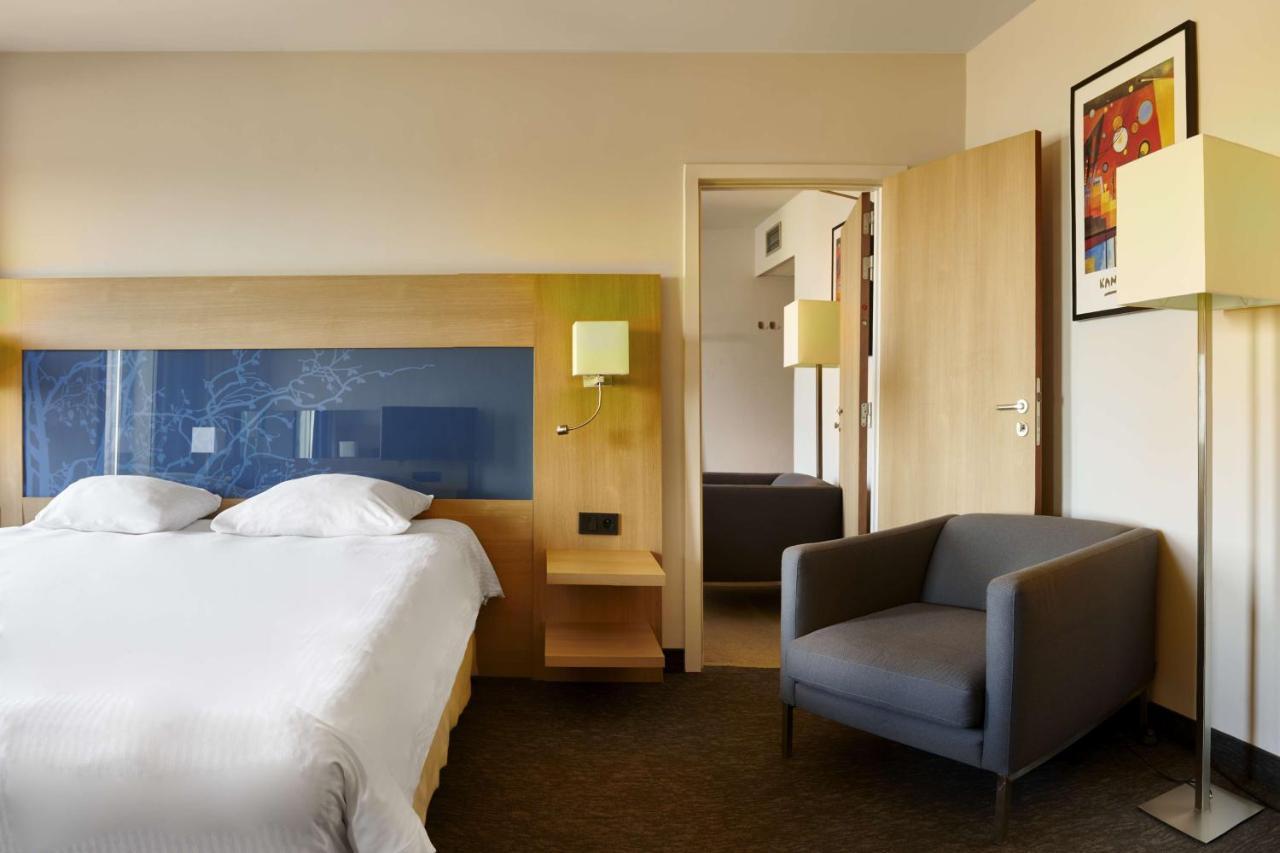Park Inn By Radisson Liege Airport Grâce-Hollogne Екстериор снимка